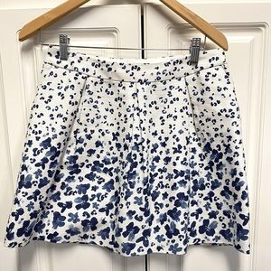 Banana Republic Size 4 Blue and White Floral Pleated Mini Skirt WITH POCKETS!